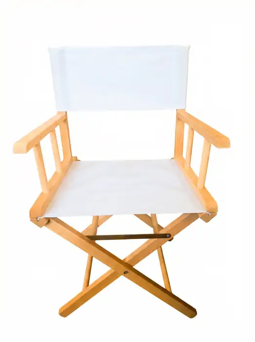 Chaise réalisateur en bois, vue trois-quarts avant