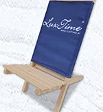 Chaise Festival basse en bois à dossier bleu, vue trois-quarts