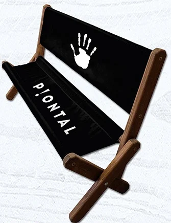 Banc publicitaire en bois avec assise et dossier noirs, vue trois-quarts